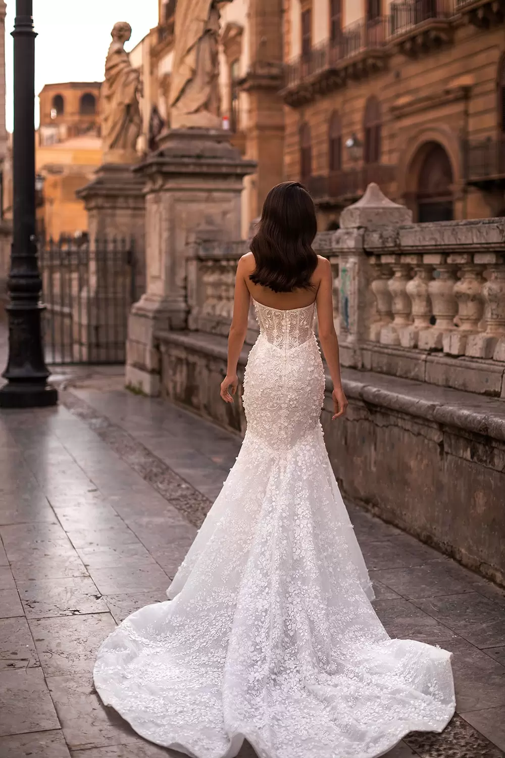 5 Showstopping Backless Wedding Dresses - Pretty Happy Love