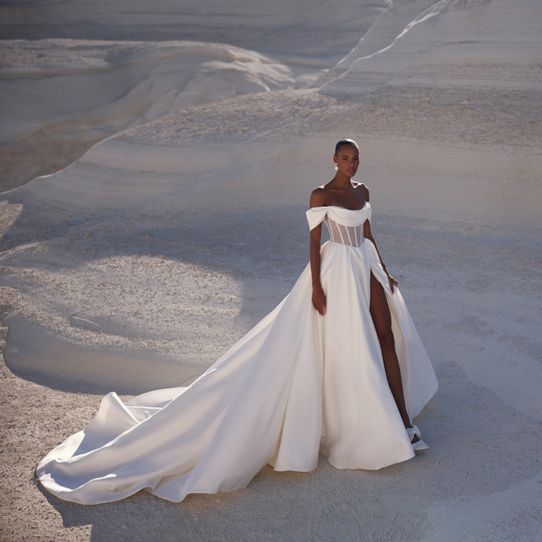 TRUNK SHOW (Kiss of Silence)