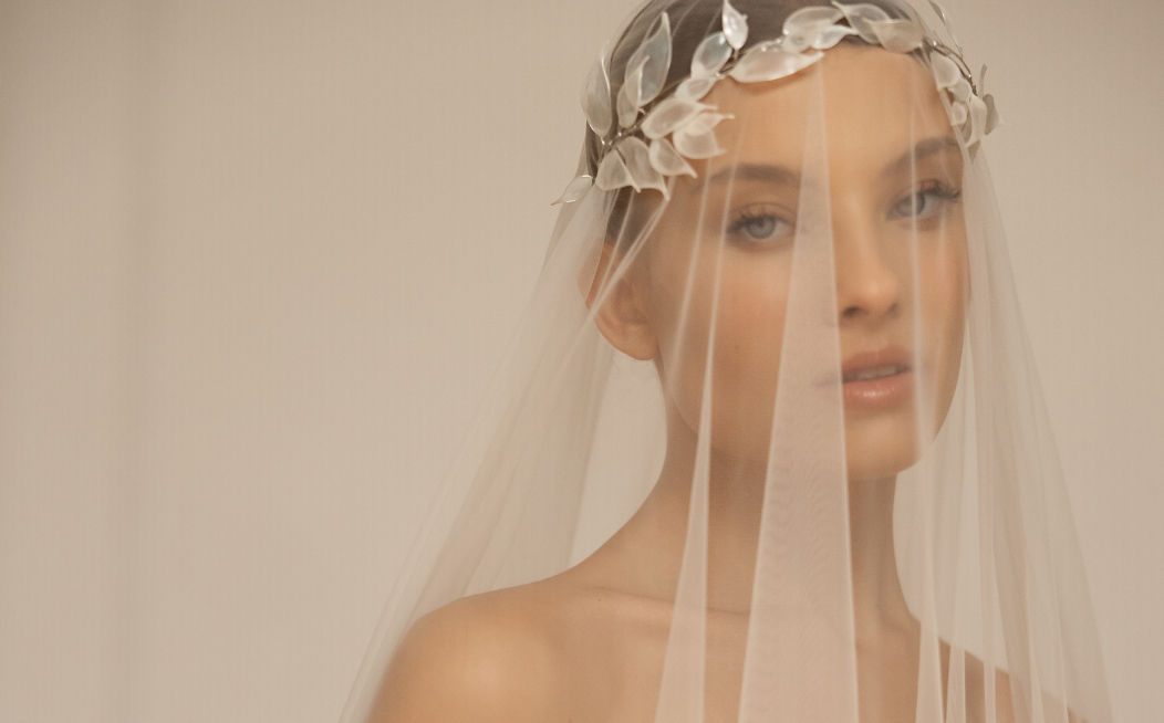The Power of Minimalism: How to Accessorize a Modern Wedding Dress with Elegance