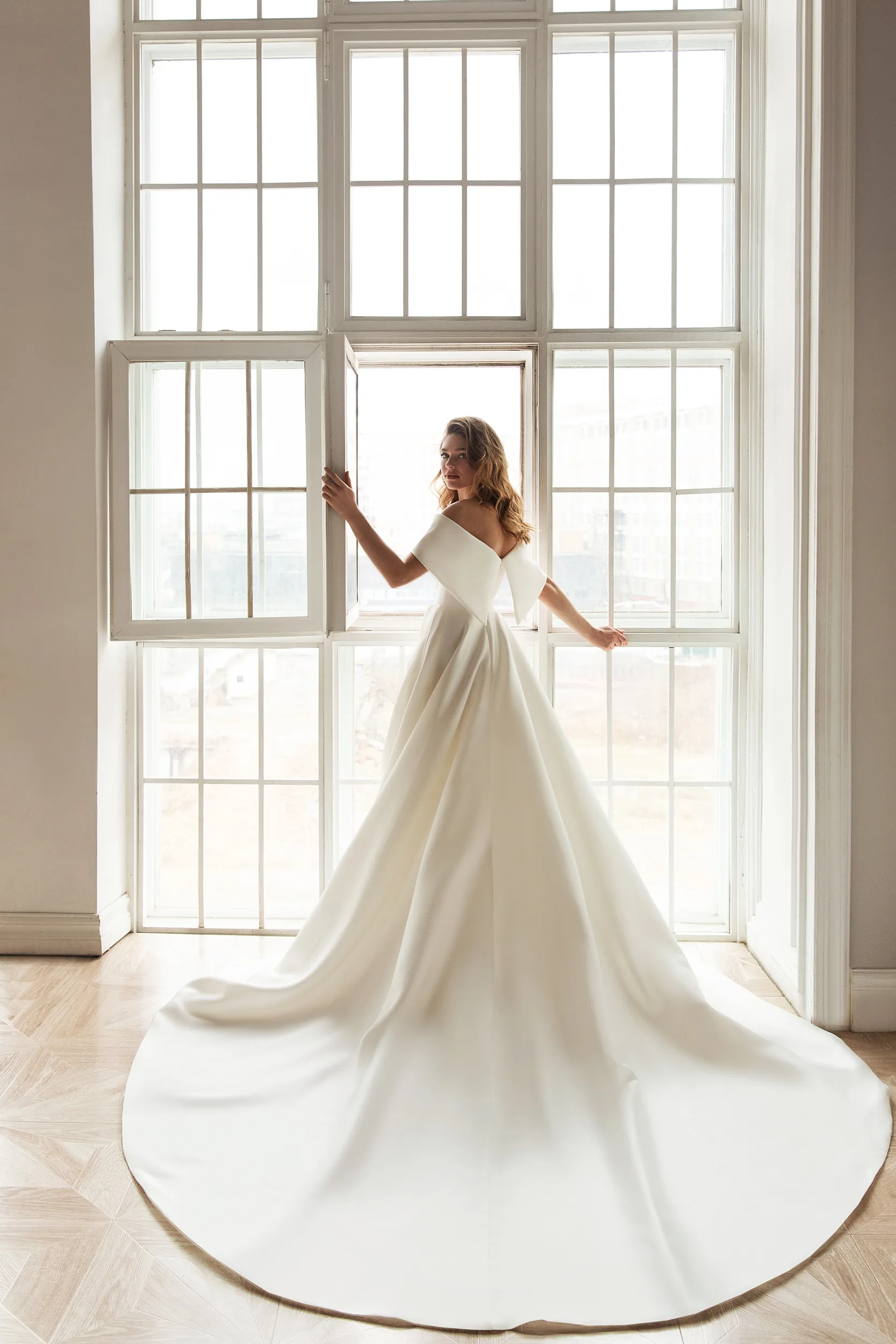【ri】Eva lendel Dana ロールカラーウエディングドレス Dana - Eva Lendel | Luxury bridal fashion brand